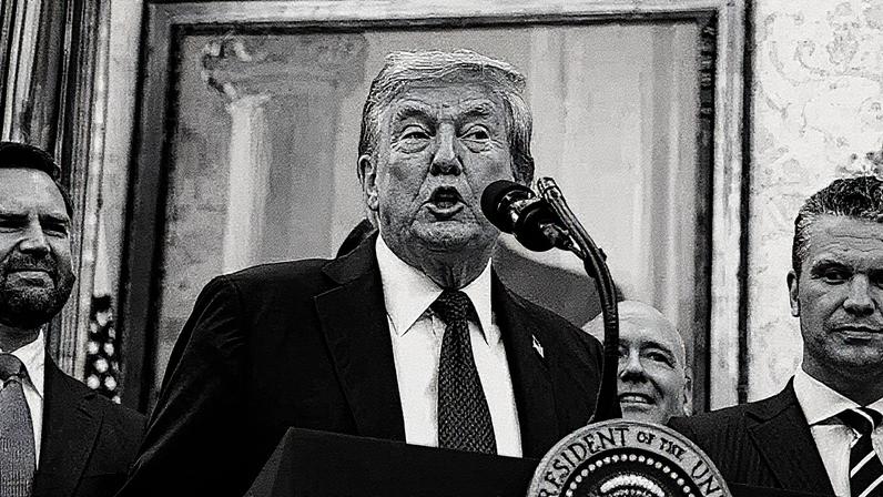 Presidente dos EUA, Donald Trump, ao lado do Vice-Presidente JD Vance e do Secretário de Defesa Pete Hegseth, anuncia a mudança do Comando da Força Espacial de Colorado para Alabama no Salão Oval da Casa Branca (Foto: Reprodução)