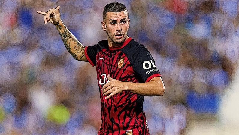Jogador do Mallorca acena durante partida (Foto: Reprodução)
