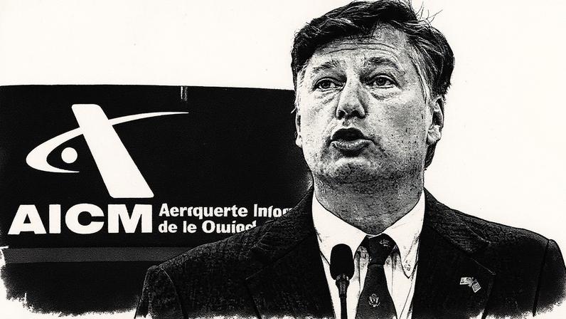 Homem de terno em pé, falando ao microfone, com um fundo de tela grande exibindo um gráfico azul em tendência de alta (Foto: Reprodução)