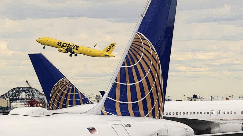 Avião da Spirit Airlines decola acima de dois aviões da United Airlines no Aeroporto de Newark Liberty (Foto: Reprodução)
