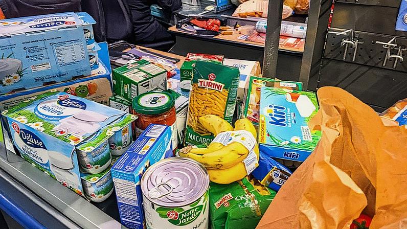 Alimentos dispostos na esteira de um caixa em um supermercado Leclerc em Valence, França (Foto: Reprodução)