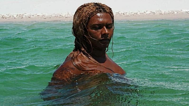 Liniker compartilhou fotos ousadas em sua conta do Instagram (Foto: Reprodução)
