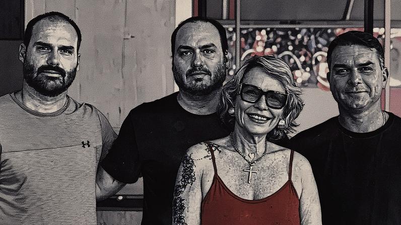 Rogéria Bolsonaro, ex-esposa de Jair Bolsonaro, com seus três filhos, Flávio, Carlos e Eduardo, em uma foto antiga (Foto: Reprodução)