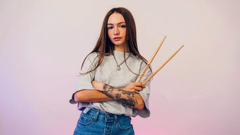 Kristina Rybalchenko em seu apartamento em Los Angeles, cidade para a qual se mudou este ano (Foto: Reprodução)