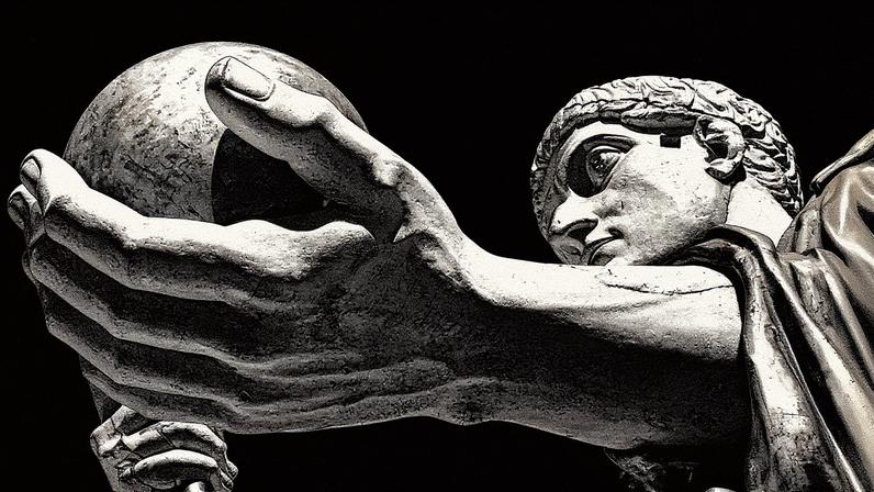 Detalhe da escultura de 12 metros de altura do imperador Constantino, recriada a partir de fragmentos da estátua original (Foto: Reprodução)