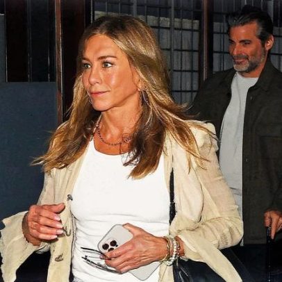 Jennifer Aniston compartilha momentos de romance com Jim Curtis no Instagram