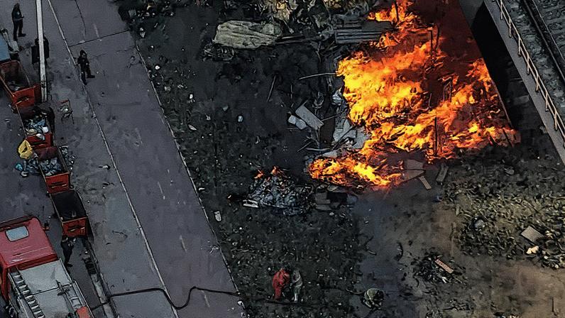 Bombeiros combatem as chamas em Manguinhos (Foto: Reprodução)