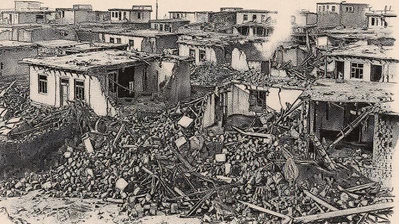 Tremor devastou vilarejos, causando o colapso de casas de barro e madeira, soterrando famílias durante a noite (Foto: Reprodução)