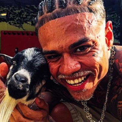 MC Cabelinho adota bode e busca fêmea para completar a dupla no show
