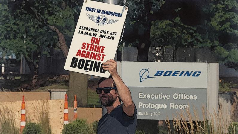 Trabalhador participa de piquete em frente à instalação da Boeing Defense, Space & Security em Berkeley, Missouri, EUA (Foto: Reprodução)