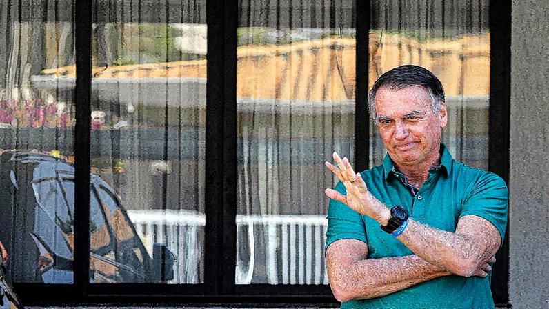 Ex-presidente brasileiro acena em sua residência em Brasília no último dia do julgamento que resultou em sua condenação a 27 anos e 3 meses de prisão (Foto: Reprodução)