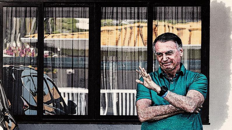 Ex-presidente brasileiro Jair Bolsonaro acena em sua residência em Brasília (Foto: Reprodução)