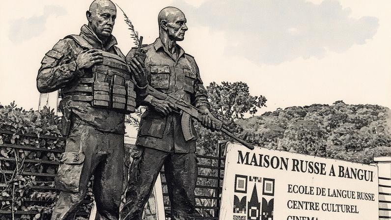 Estátua de bronze em homenagem ao chefe do Grupo Wagner, Yevgeny Prigozhin, e seu assistente Dmitru Utkin, inaugurada em Bangui, República Centro-Africana, em 3 de dezembro de 2024 (Foto: Reprodução)