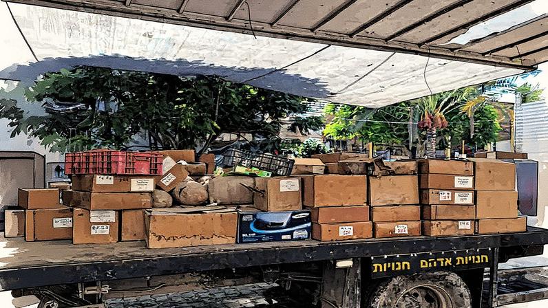 Objetos que poderiam ser salvos foram transportados por caminhões antes da destruição do depósito (Foto: Reprodução)
