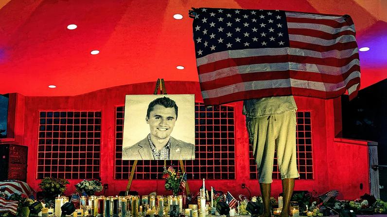 Apoiador presta homenagem em memorial ao ativista conservador Charlie Kirk, morto em um ataque no estado de Utah (Foto: Reprodução)
