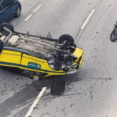 Acidente entre táxi e motos causa capotamento e bloqueia Avenida Ayrton Senna