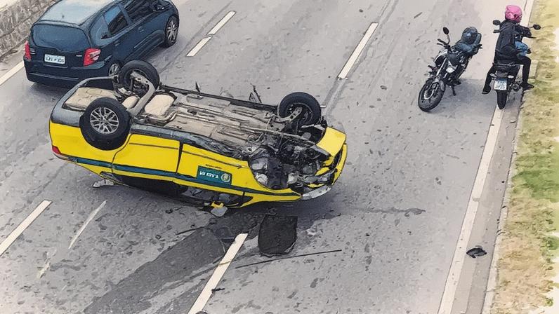 Táxi capotado na Avenida Ayrton Senna, na Barra da Tijuca (Foto: Reprodução)