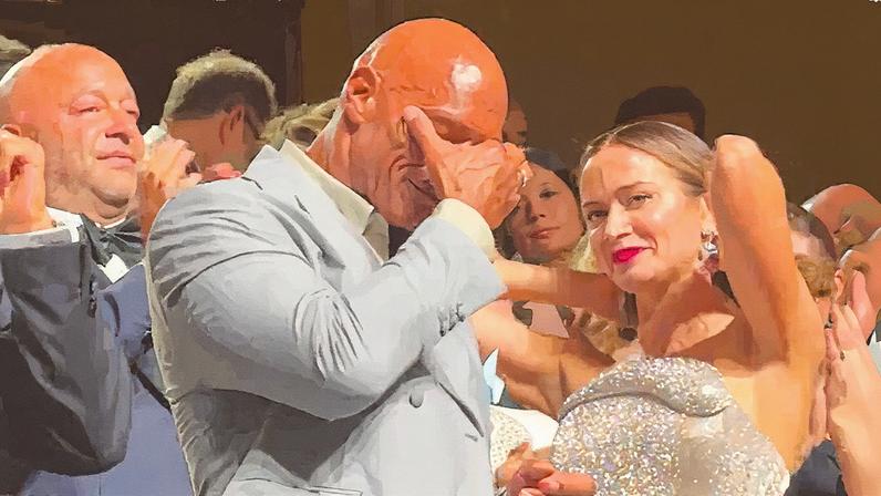 Dwayne Johnson e Emily Blunt recebem aplausos do público após a sessão de lançamento do filme Coração de Lutador - The Smashing Machine no Festival de Cinema de Veneza (Foto: Reprodução)