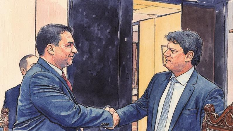 Flávio Bolsonaro e Tarcísio de Freitas posam juntos em uma imagem (Foto: Reprodução)