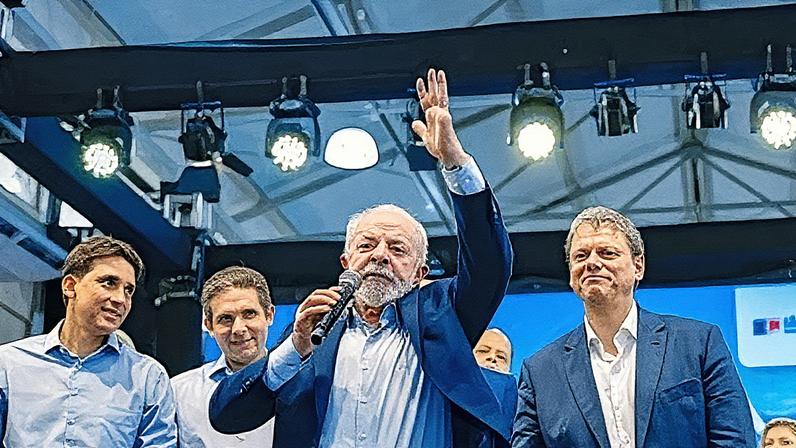 Lula e Tarcísio de Freitas durante cerimônia de lançamento do edital de concessão do túnel submerso Santos-Guarujá (Foto: Reprodução)