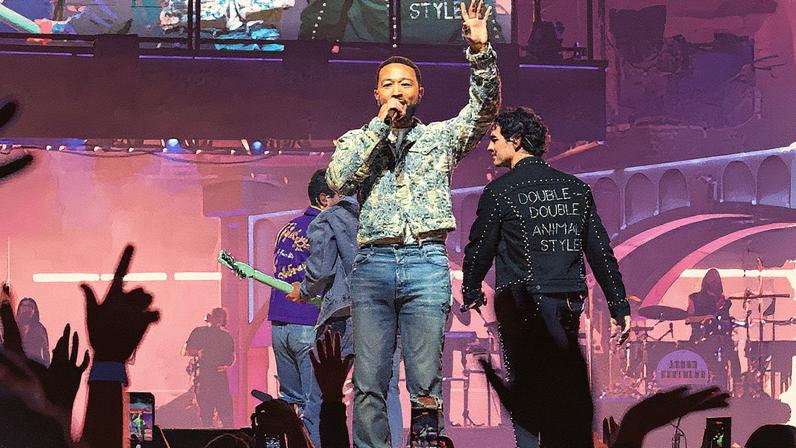Jonas Brothers se apresentam em Los Angeles com participações especiais de John Legend e 5 Seconds of Summer (Foto: Reprodução)