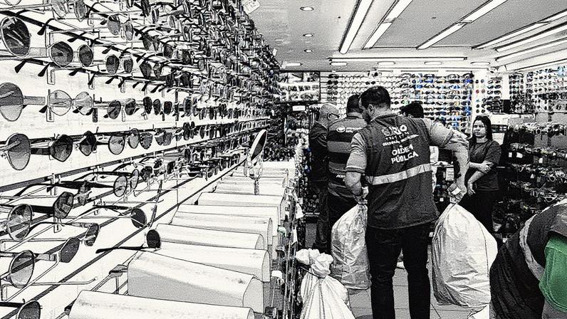 Agentes da prefeitura apreendem 50 mil unidades de óculos (Foto: Reprodução)