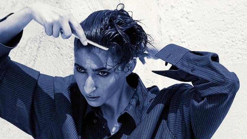 Alba Flores, produtora criativa do documentário 'Flores para Antonio', no festival de cinema de San Sebastián, vestindo um jersey de cuello vuelto da Zara (Foto: Reprodução)