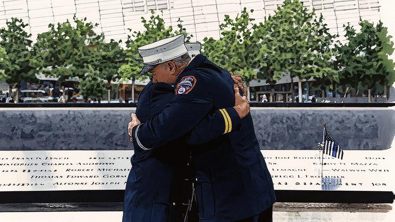 Oficiais se abraçam antes da cerimônia do 24º aniversário dos ataques de 11 de setembro de 2001 no Memorial e Museu do 11 de Setembro, em Manhattan, Nova York (Foto: Reprodução)