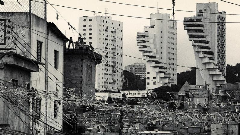 Prédios de alto padrão do Morumbi contrastam com barracos da favela de Heliópolis em São Paulo (Foto: Reprodução)