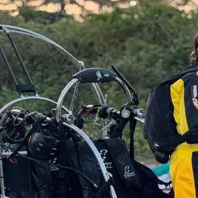 Gabriel Farrel aciona paraquedas após salto de mil metros de paramotor