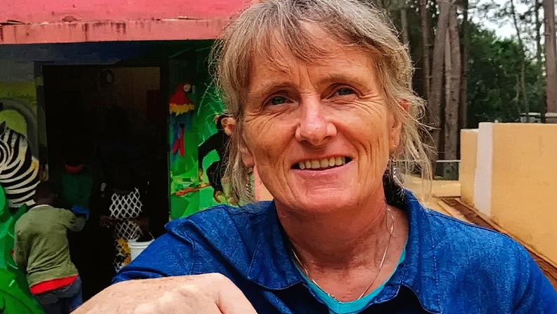 Gena Heraty, diretora do orfanato Sainte-Hélène, foi sequestrada por membros de gangues armadas nos arredores de Porto Príncipe (Foto: Reprodução)