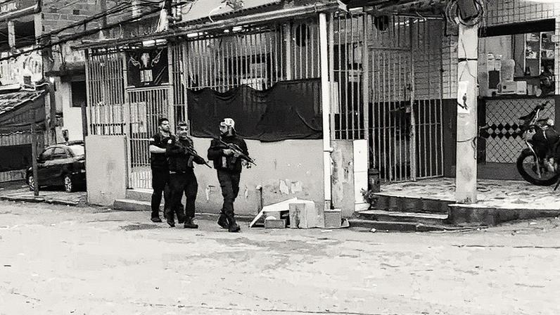 Agentes da Polícia Civil realizam operação em comunidades na Zona Oeste do Rio (Foto: Reprodução)