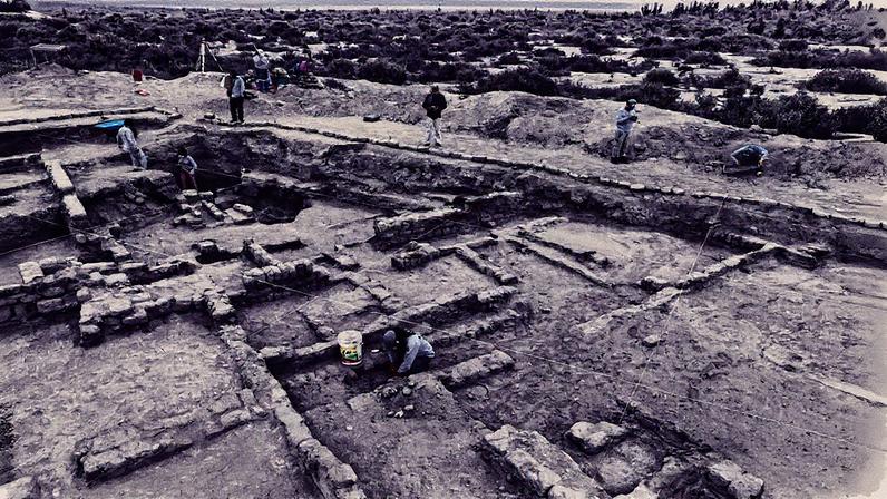 Arqueólogos realizam escavações no sítio Moche Licapa II, no Peru (Foto: Reprodução)