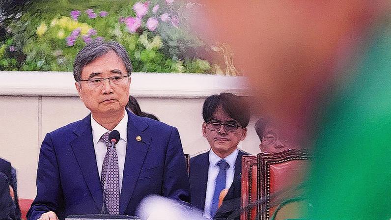 Ministro das Relações Exteriores da Coreia do Sul, Cho Hyun, fala na Assembleia Nacional sobre as exigências de investimento dos EUA (Foto: Reprodução)