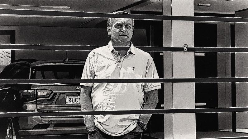 Ex-presidente do Brasil Jair Bolsonaro observa do interior de seu chalet, onde está em prisão domiciliar (Foto: Reprodução)