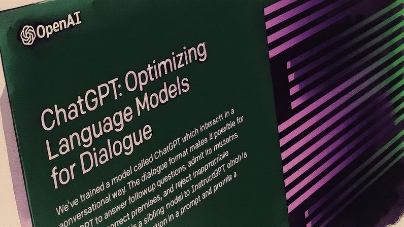 Tela de boas-vindas do aplicativo "ChatGPT" da OpenAI exibida em um laptop (Foto: Reprodução)