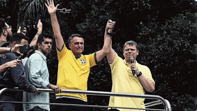 Ex-presidente Bolsonaro e governador de SP Tarcisio de Freitas em ato na Avenida Paulista (Foto: Reprodução)