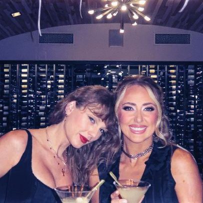 Taylor Swift resgata colar 'T' durante festa de aniversário de Brittany Mahomes