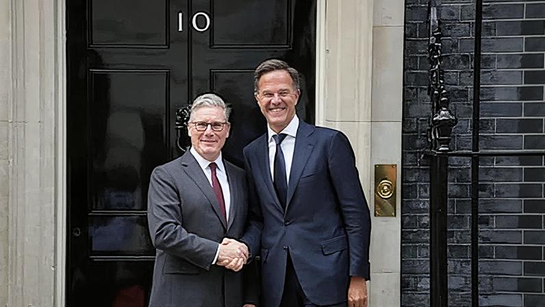 O primeiro-ministro britânico, Keir Starmer, aperta a mão do secretário geral da OTAN, Mark Rutte, antes de uma reunião no número 10 de Downing Street, em Londres (Foto: Reprodução)