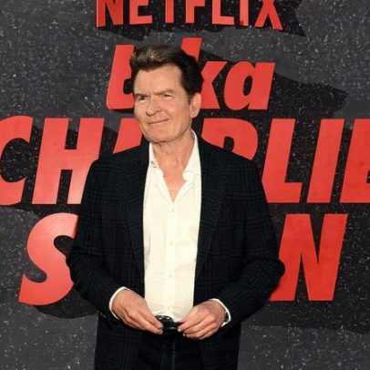 Charlie Sheen faz lipoaspiração após ser chamado de 'gordo' por prostituta