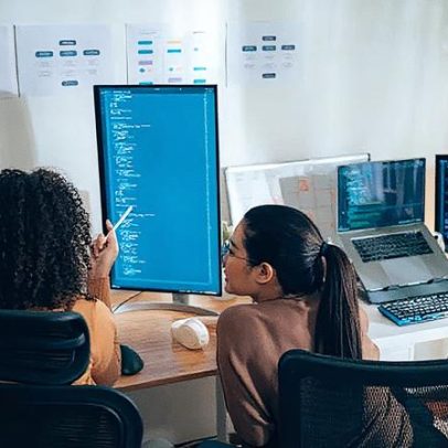 Geração Z ensina inteligência artificial a colegas mais velhos e transforma cultura no trabalho
