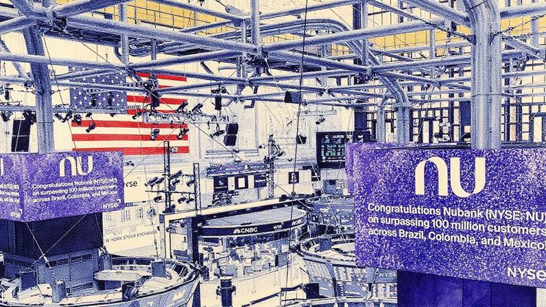 Painéis eletrônicos na NYSE (Bolsa de Nova York) exibem a celebração do Nubank quanto atingiu a marca de 100 milhões de clientes em maio de 2024 (Foto: Divulgação)