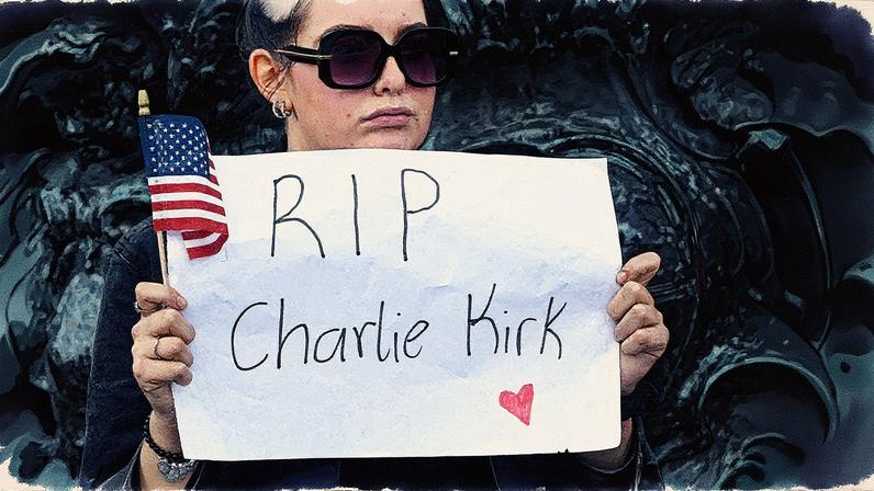 Contramanifestante segura um papel com os dizeres 'RIP Charlie Kirk' durante protesto contra a visita do presidente dos EUA, Donald Trump, perto do Castelo de Windsor (Foto: Reprodução)