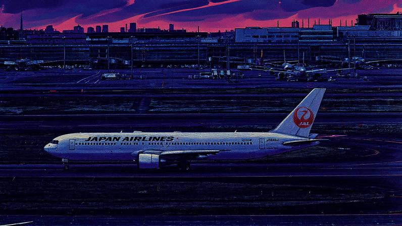 Avião da Japan Airlines no Aeroporto de Haneda, em Tóquio, com três voos atrasados após um incidente (Foto: Reprodução)