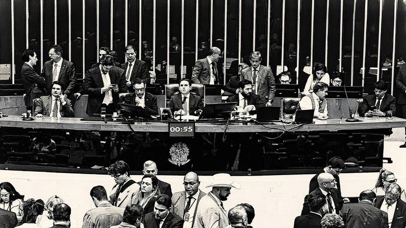 Sessão da Câmara dos Deputados aprova a PEC da Blindagem (Foto: Reprodução)