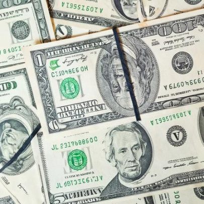 Dólar cai para R$ 5,32 e atinge menor valor em mais de um ano