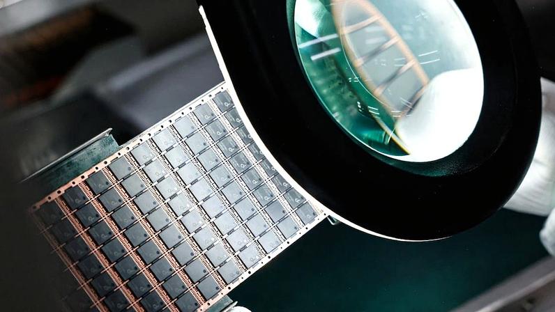 Semicondutores se tornaram um campo de contestação após os EUA restringirem o acesso da China a aceleradores de inteligência artificial avançados (Foto: Reprodução)