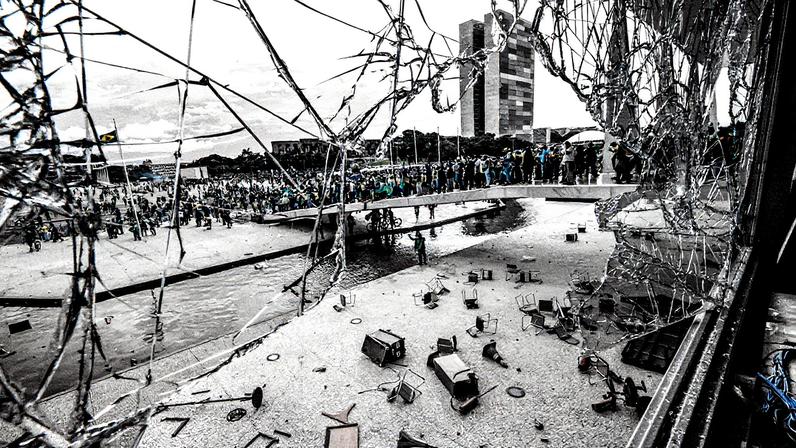Destruição causada por bolsonaristas vista a partir do Palácio do Planalto, em Brasília (Foto: Reprodução)