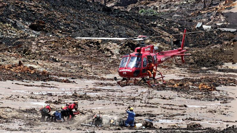 Bombeiros trabalham em resgate após rompimento de barragem em Brumadinho (Foto: Reprodução)