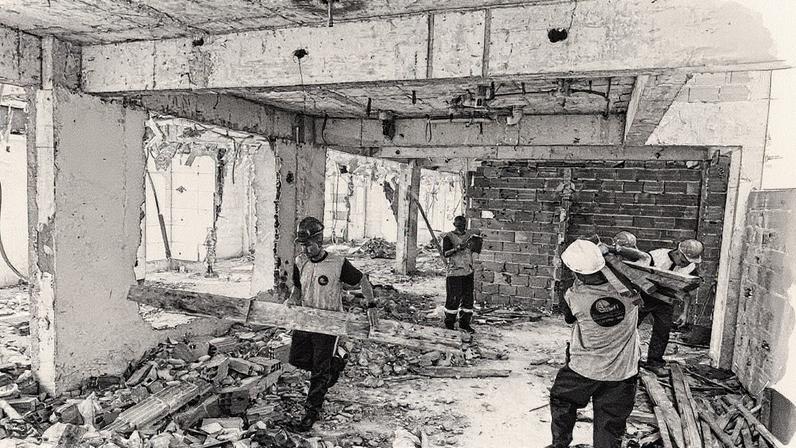 Operários trabalham na construção da Clínica da Família do Vidigal (Foto: Reprodução)